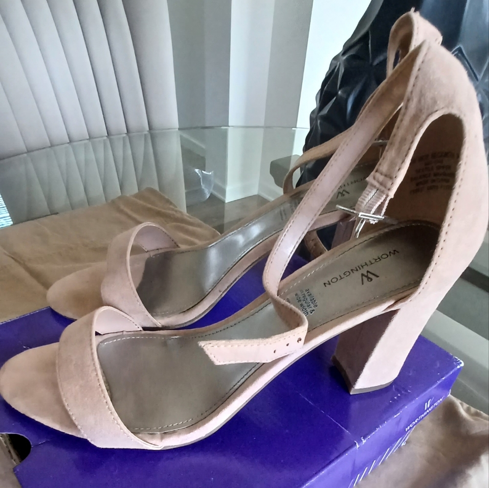 Worthington 3 1/4 inch tan block heels, kept in box, gently worn...Sz 10W